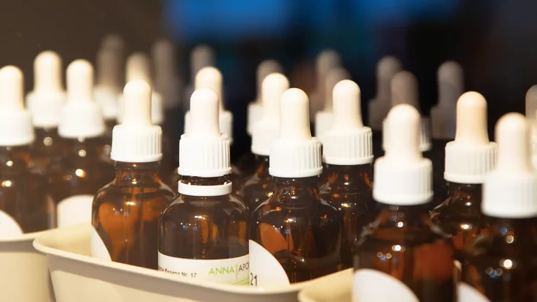 Ganzheitlich energetischen Gesundheitspraxis: Spagyrik-Essenzen in Braunglasflaschen mit Pipette für Integrales Coaching.